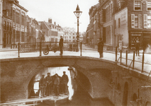 603234 Gezicht op de Driftbrug over de Drift te Utrecht met op de achtergrond de Plompetorengracht.